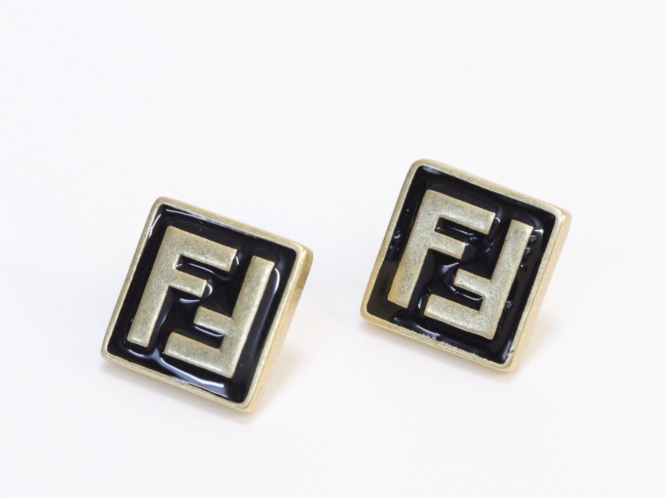 Alphabet F square black earrings
