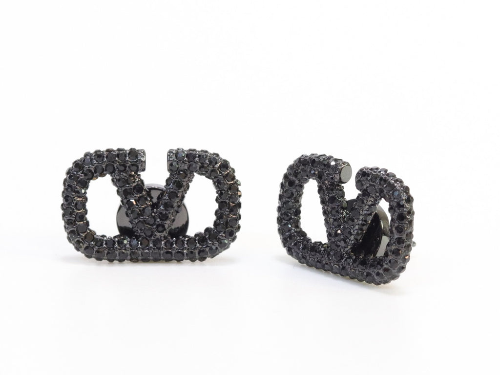 Alphabet V black rhinestones studs