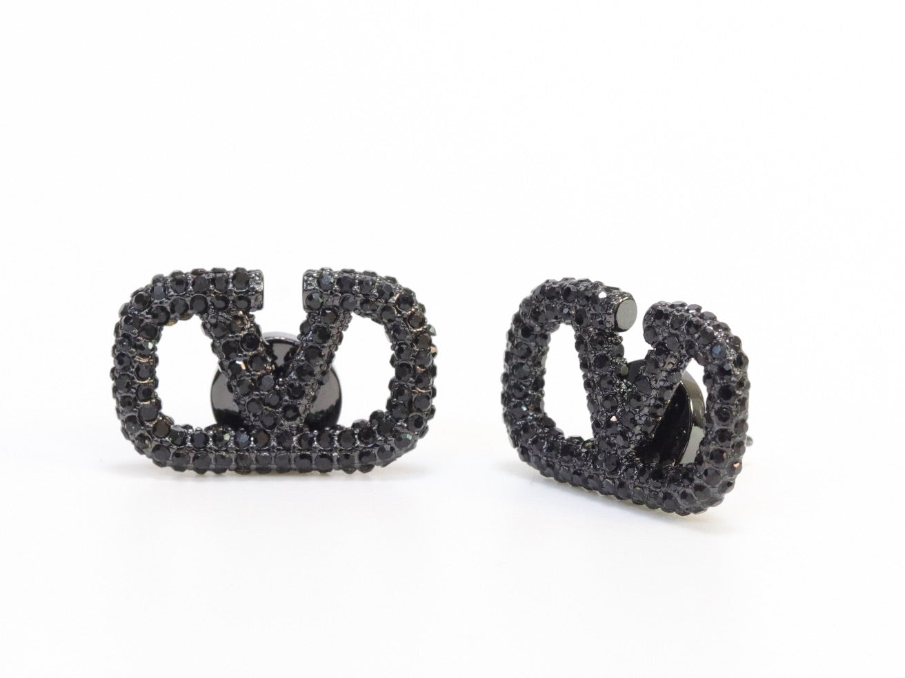 Alphabet V black rhinestones studs