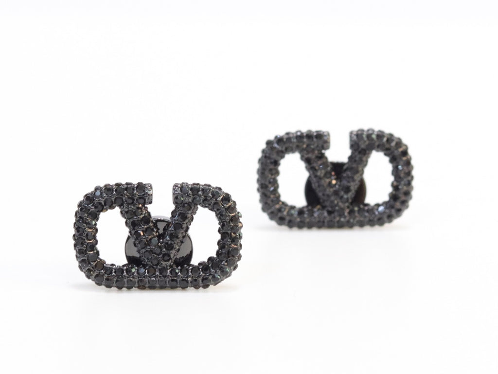 Alphabet V black rhinestones studs