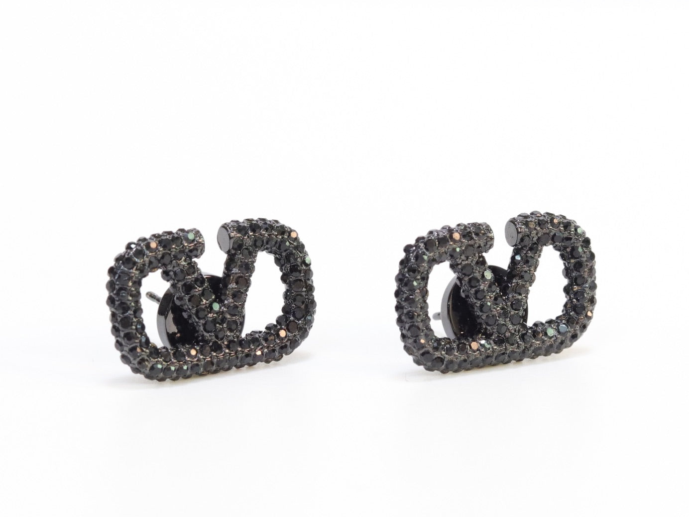 Alphabet V black rhinestones studs
