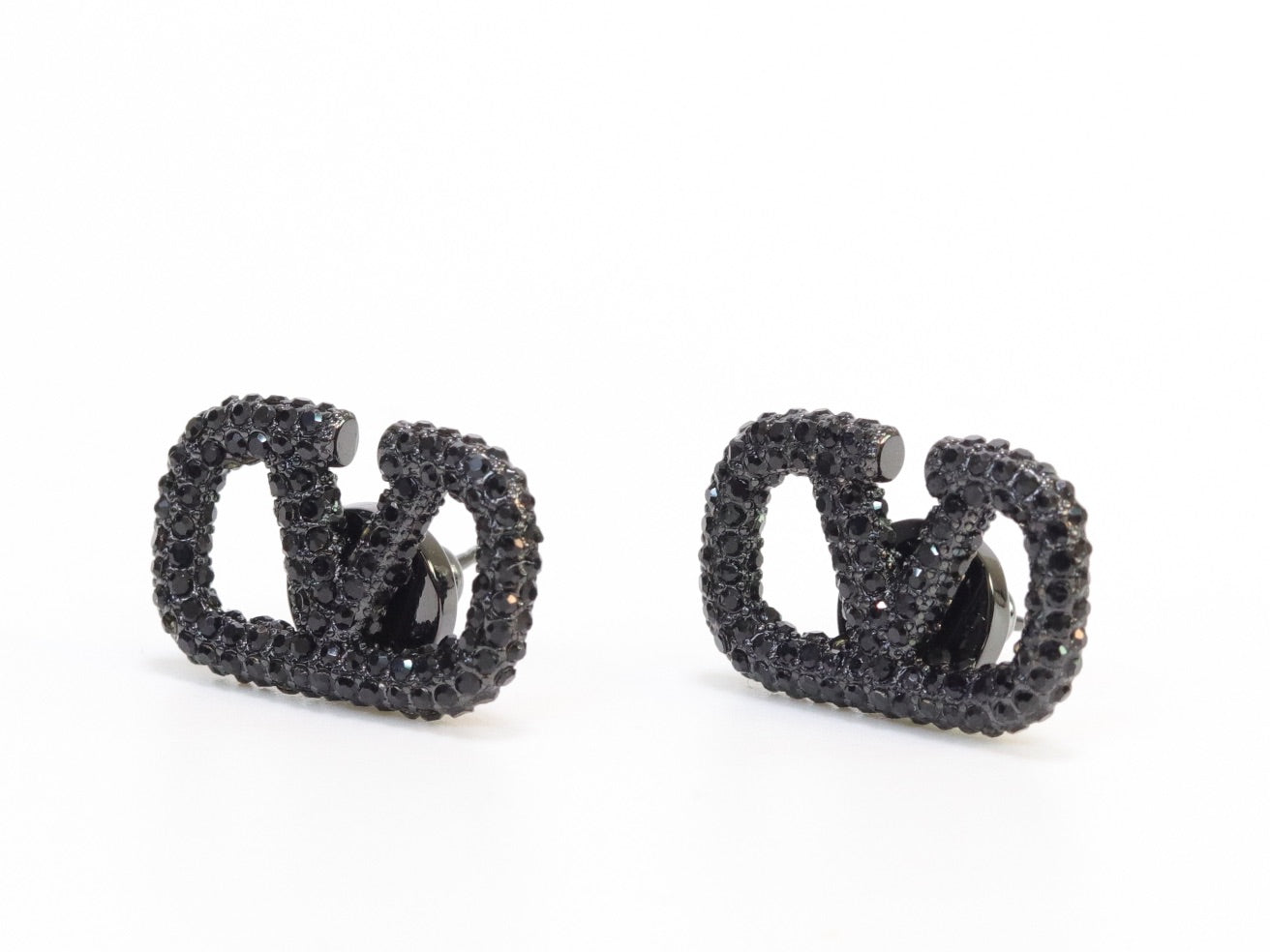 Alphabet V black rhinestones studs