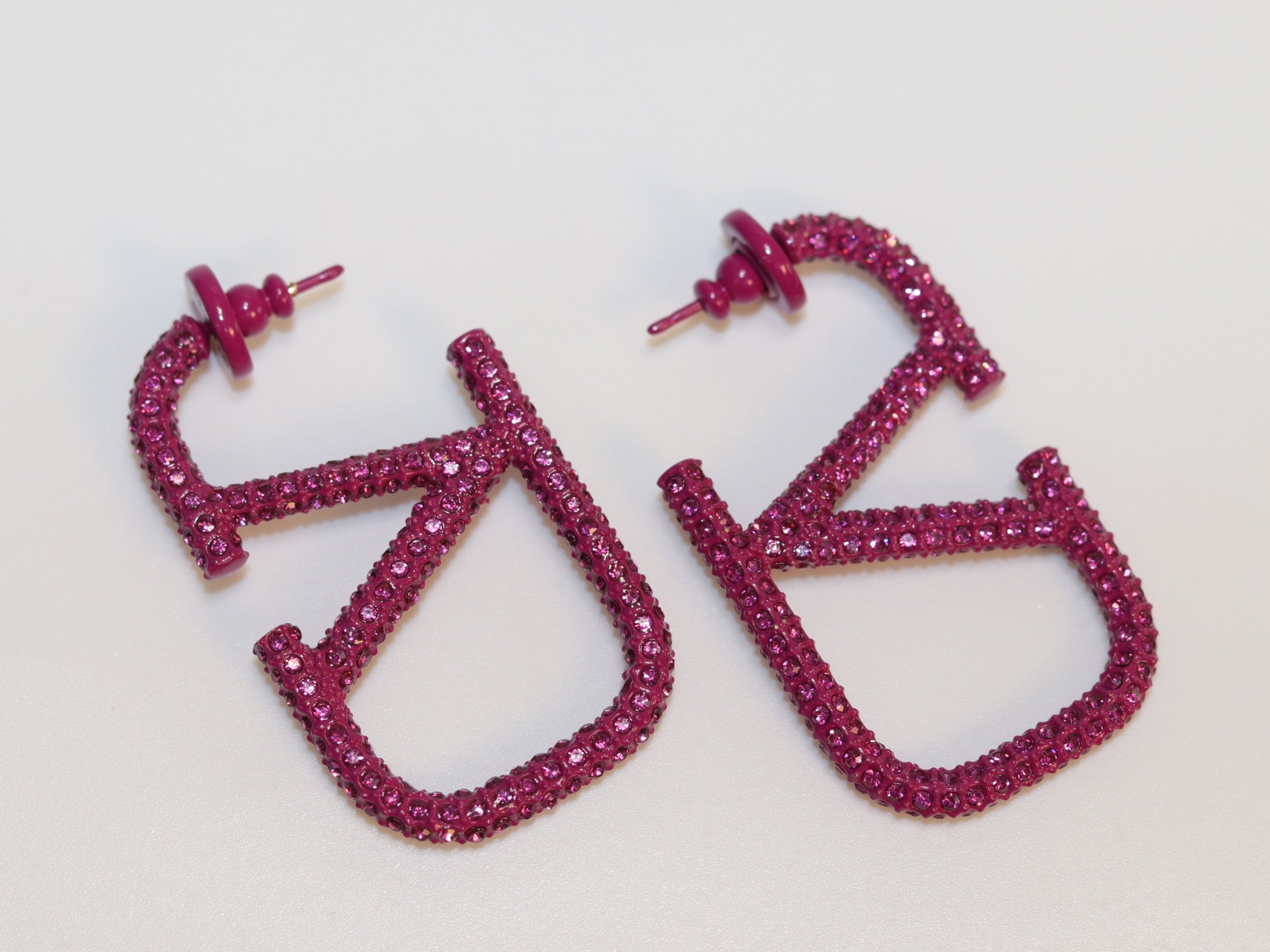 Alphabet V magenta rhinestones hoops