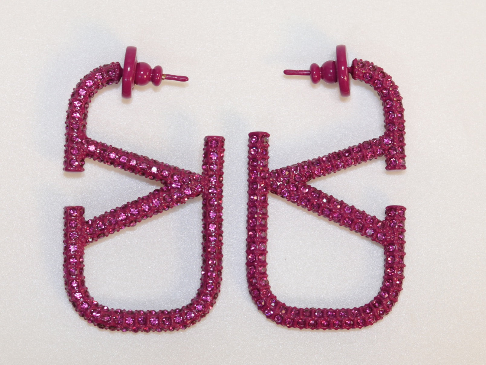 Alphabet V magenta rhinestones hoops