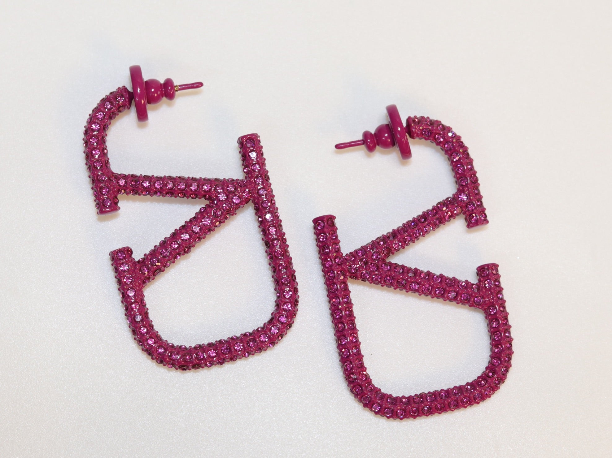 Alphabet V magenta rhinestones hoops
