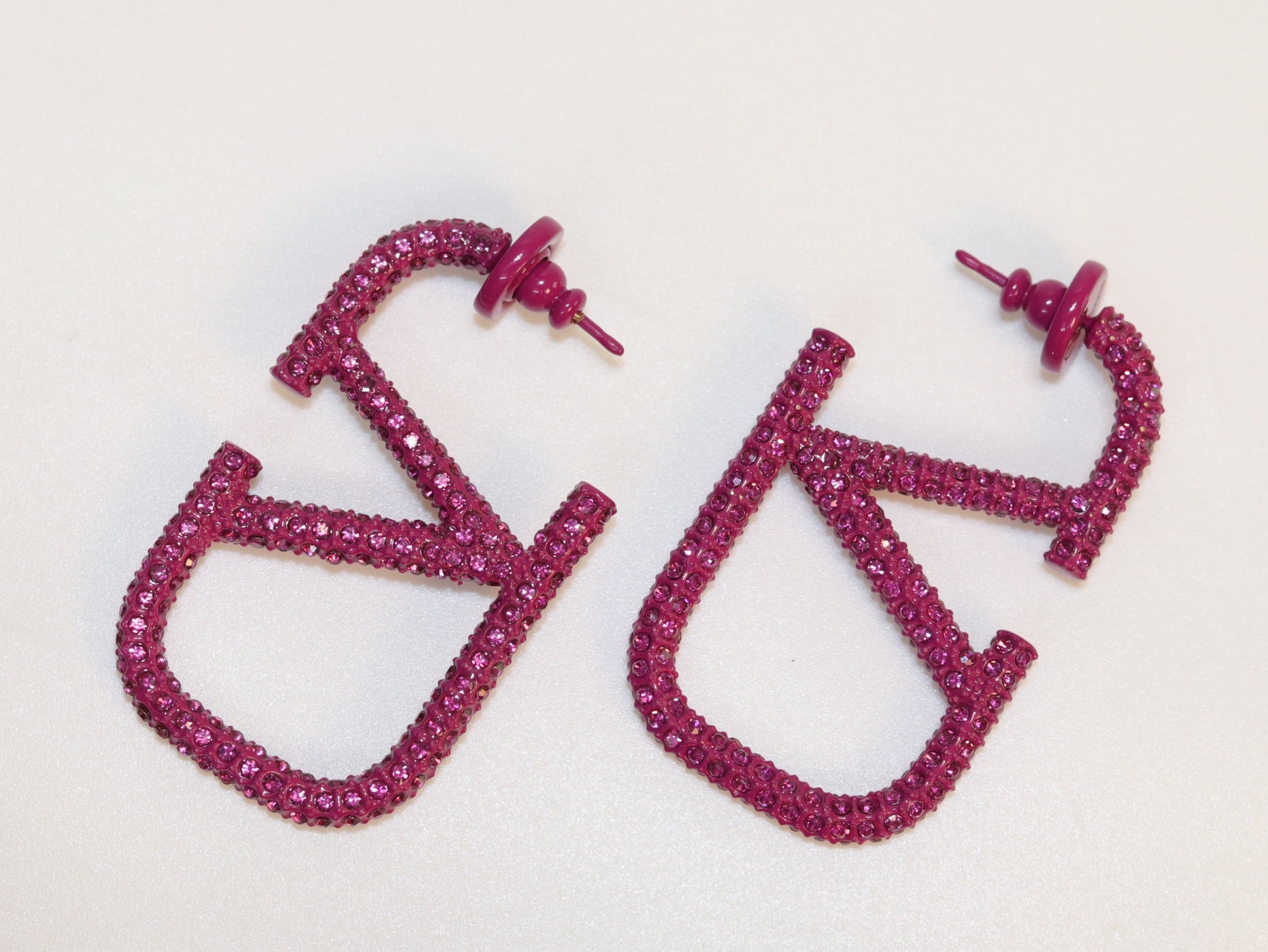 Alphabet V magenta rhinestones hoops