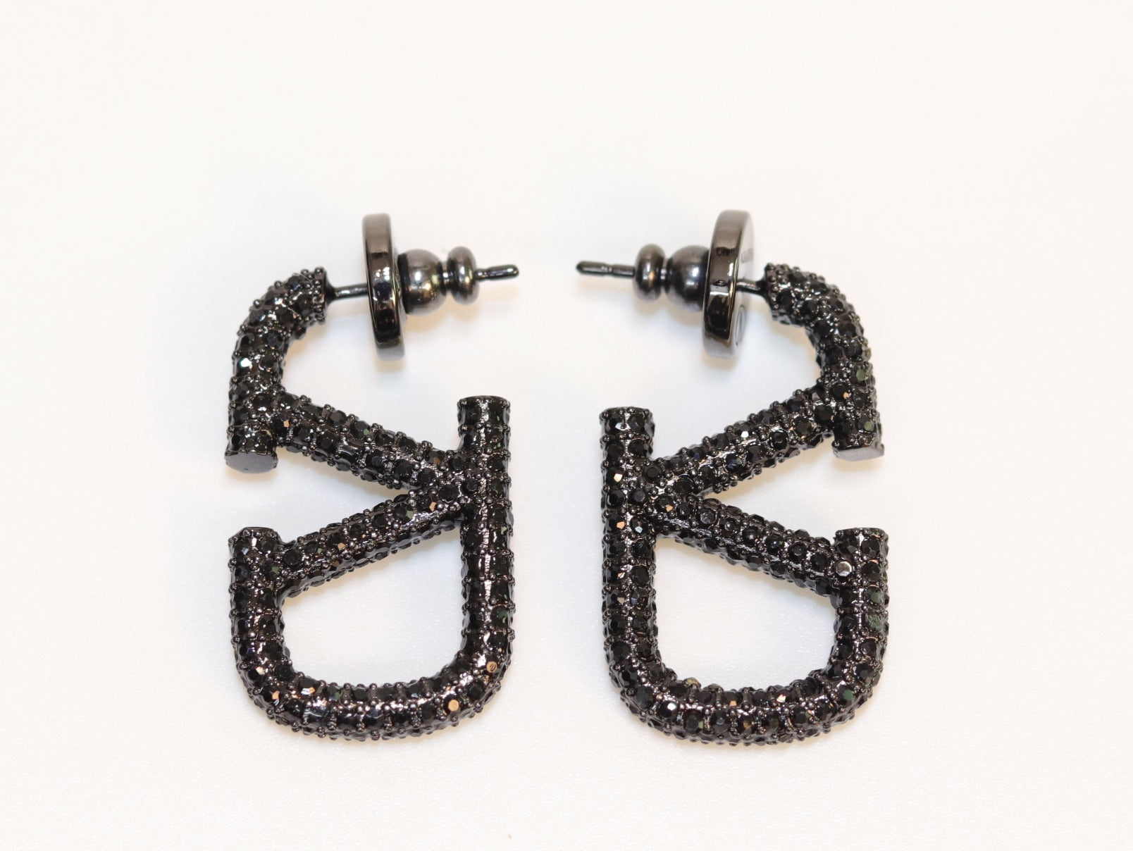 Alphabet V black rhinestones hoops
