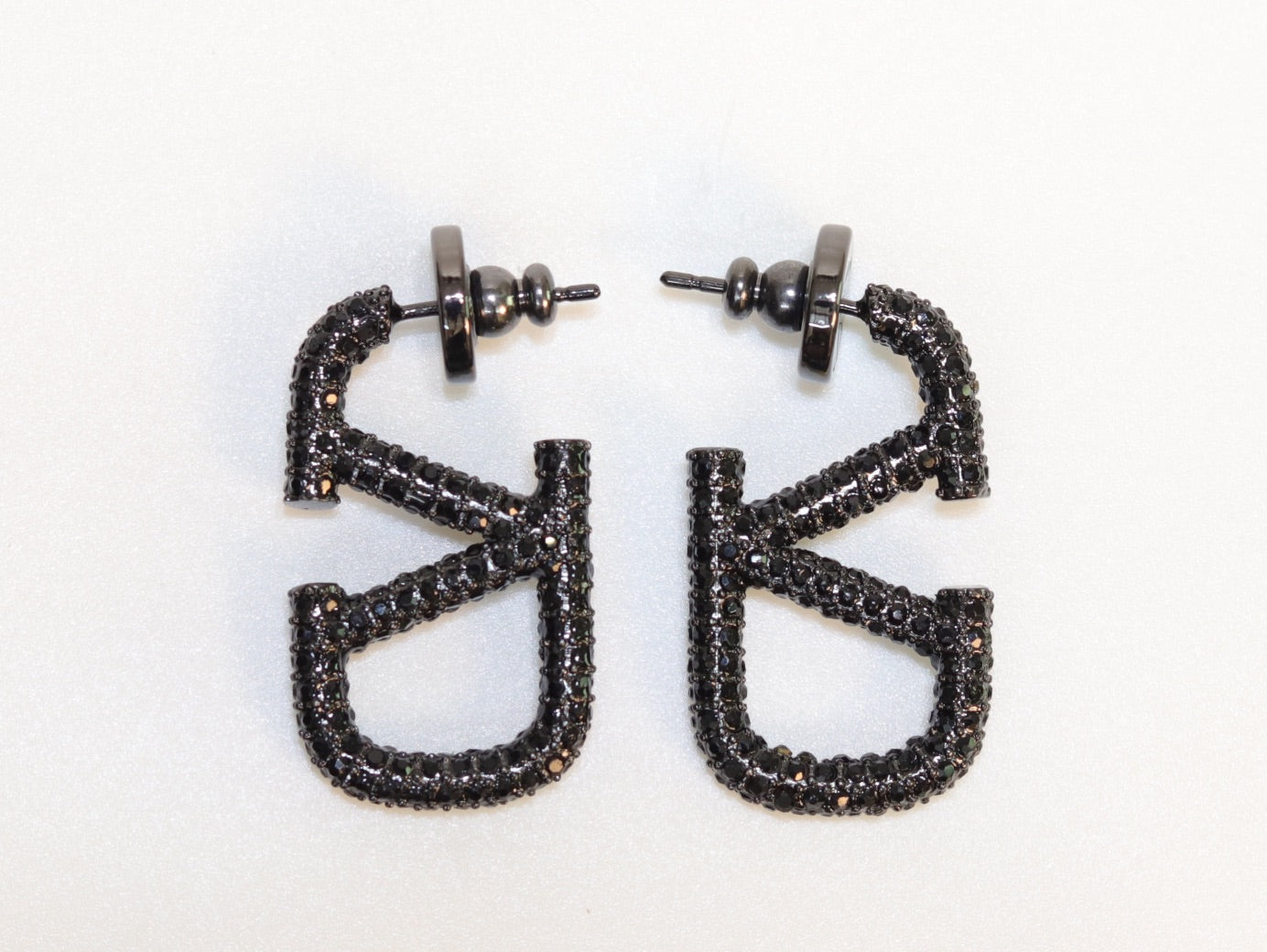 Alphabet V black rhinestones hoops