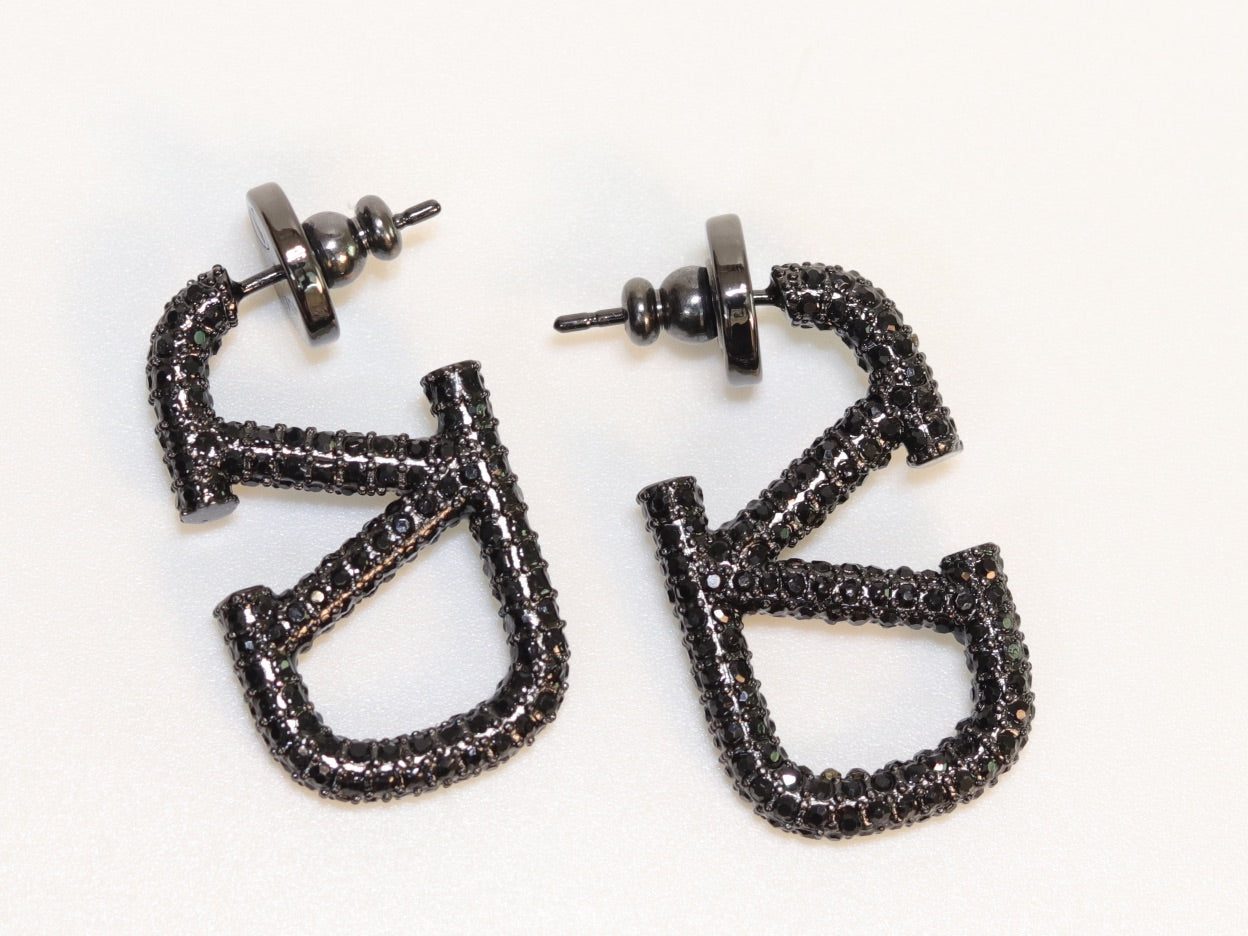 Alphabet V black rhinestones hoops