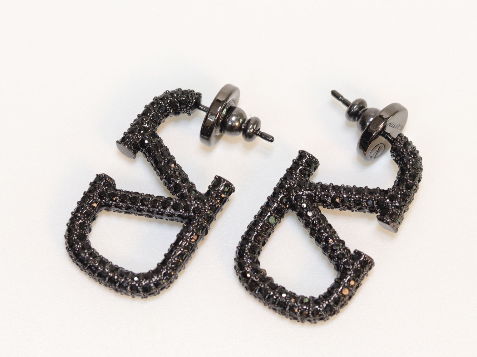 Alphabet V black rhinestones hoops