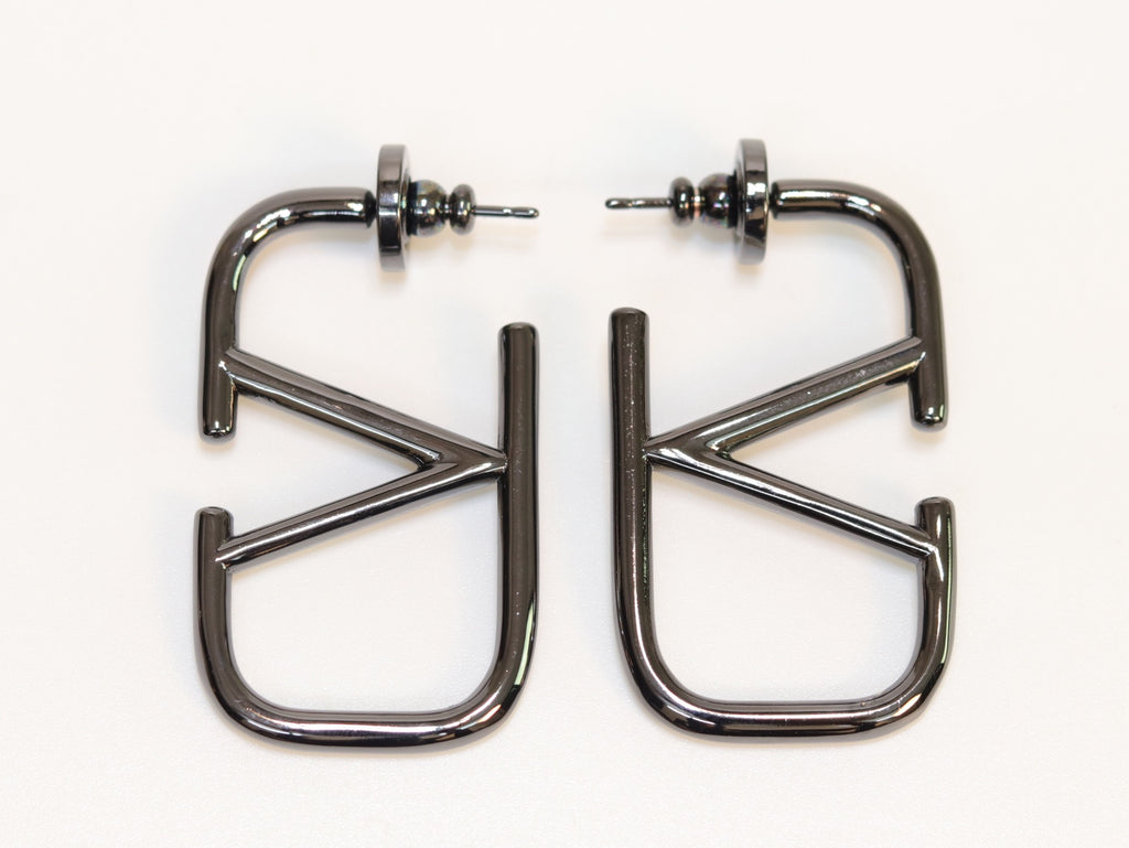 Alphabet V black metallic hoops