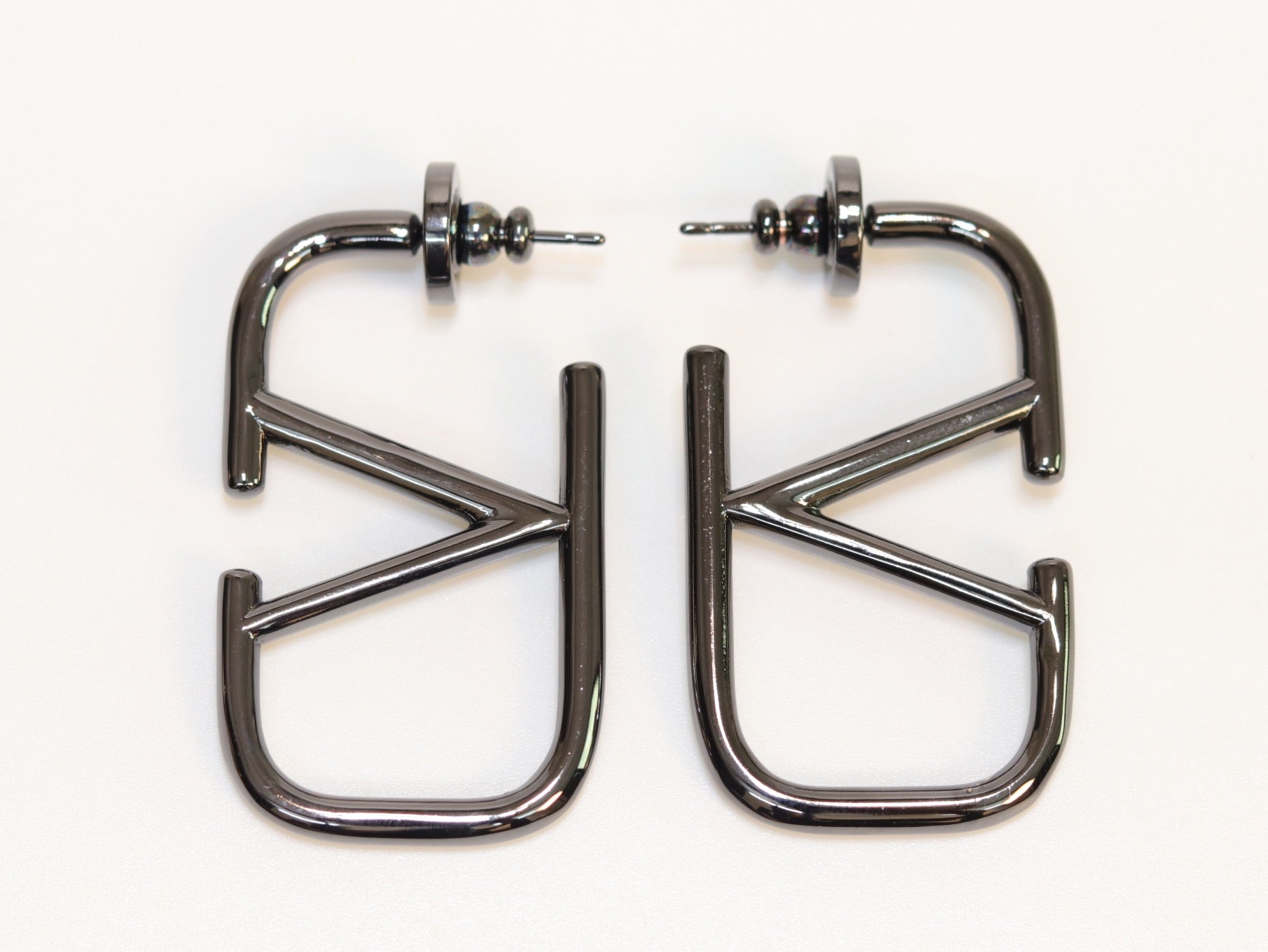 Alphabet V black metallic hoops