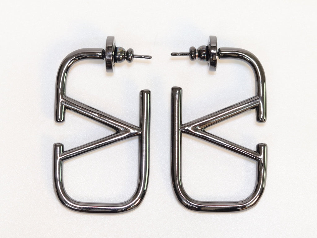 Alphabet V black metallic hoops