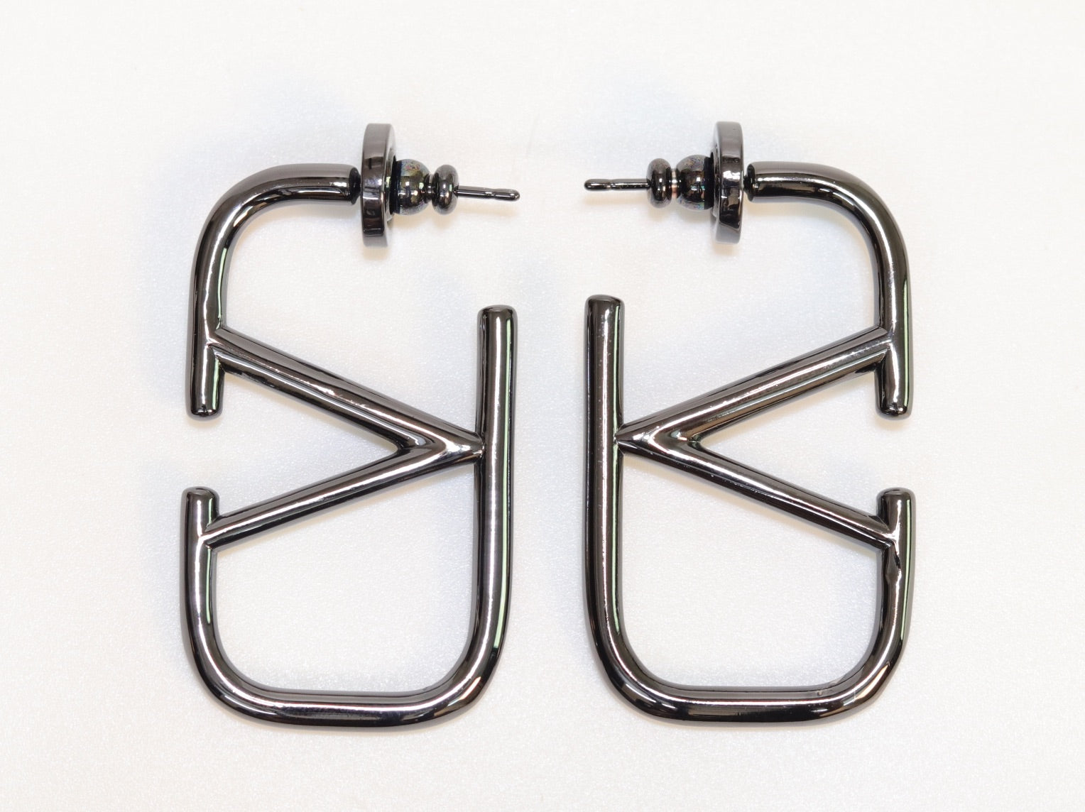 Alphabet V black metallic hoops