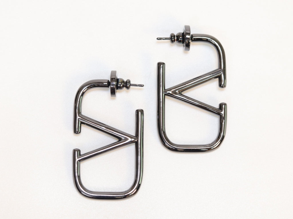 Alphabet V black metallic hoops