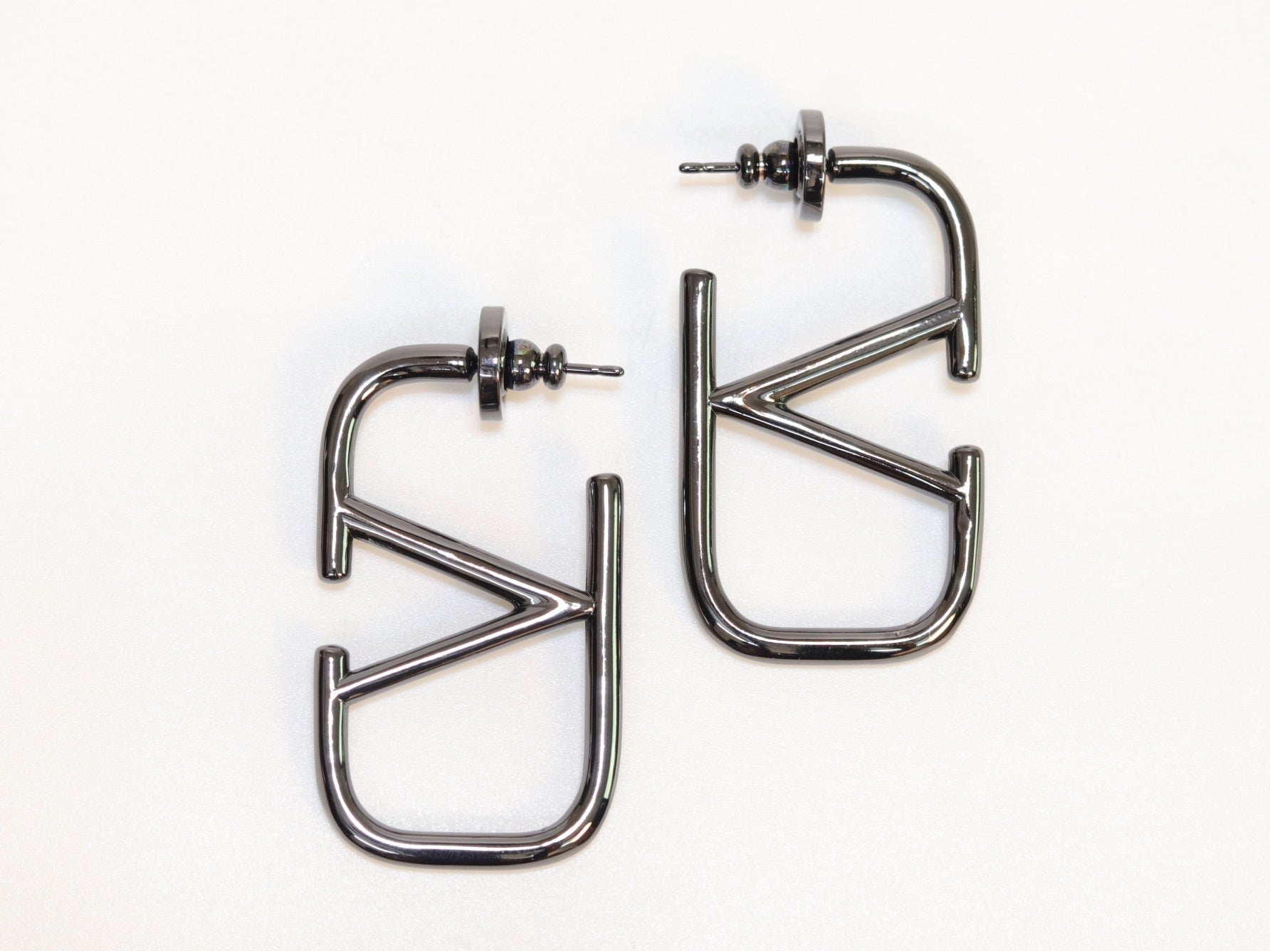 Alphabet V black metallic hoops