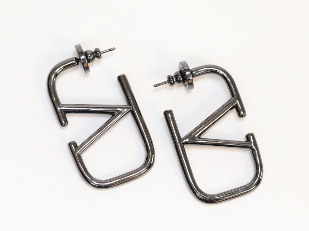 Alphabet V black metallic hoops