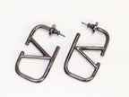 Alphabet V black metallic hoops