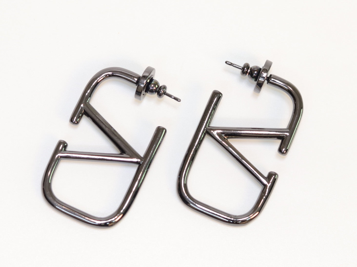 Alphabet V black metallic hoops