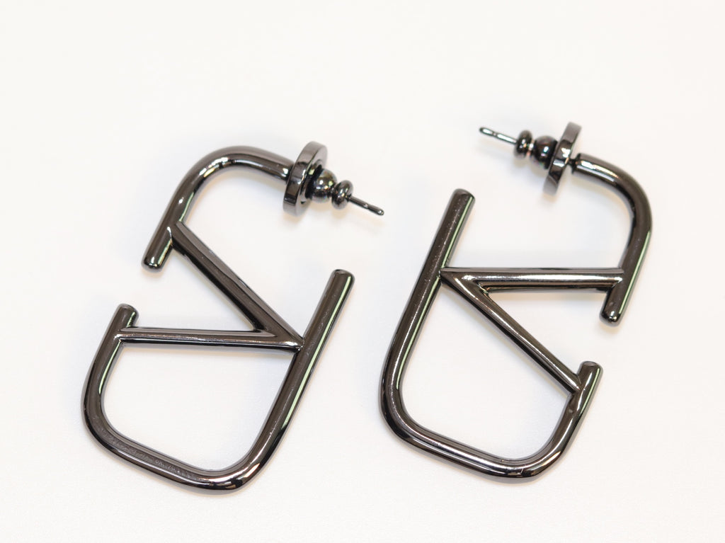 Alphabet V black metallic hoops
