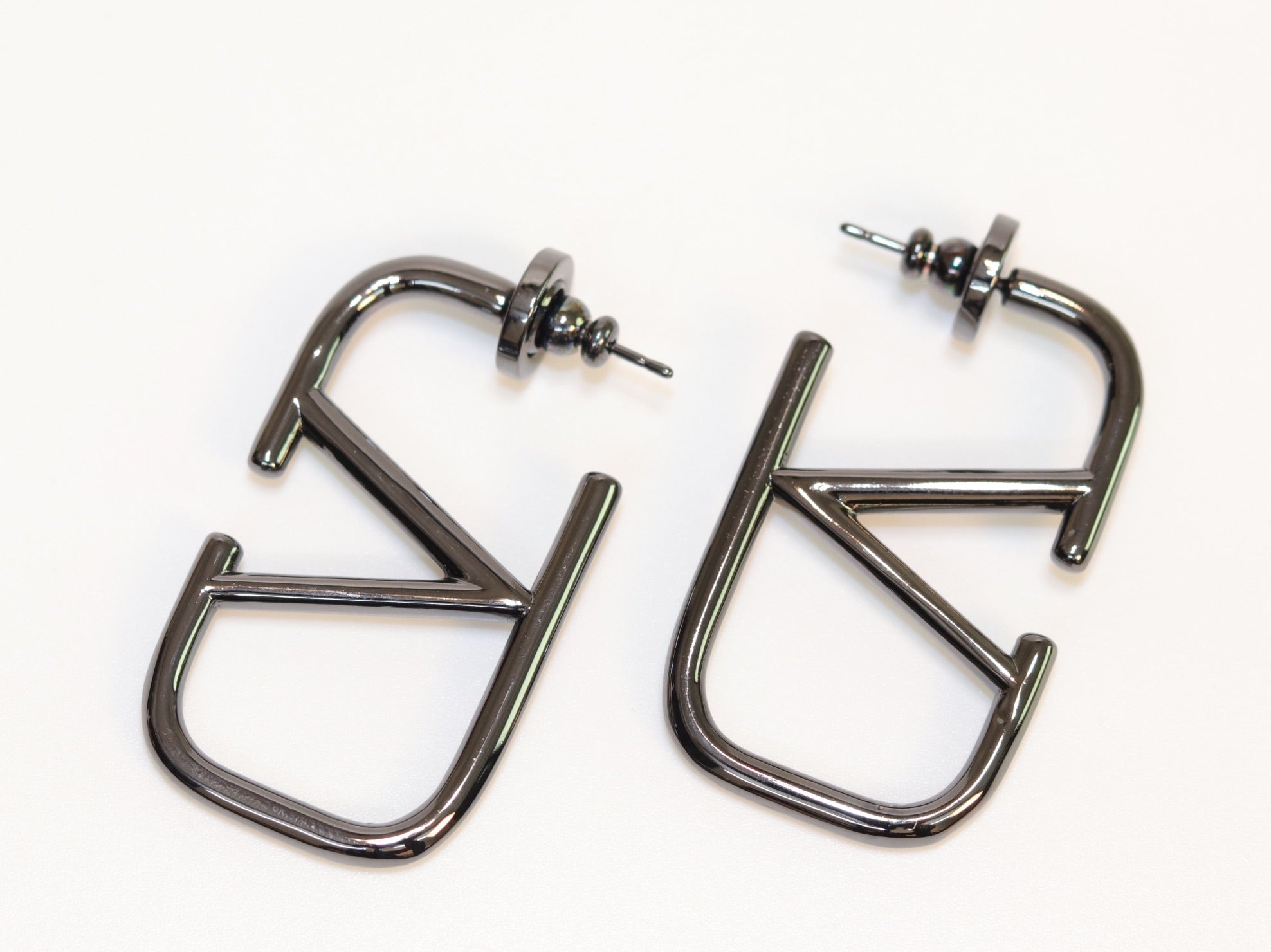 Alphabet V black metallic hoops