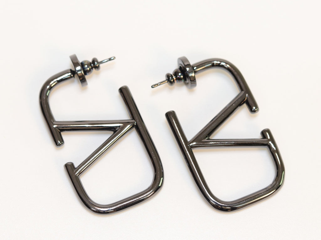 Alphabet V black metallic hoops