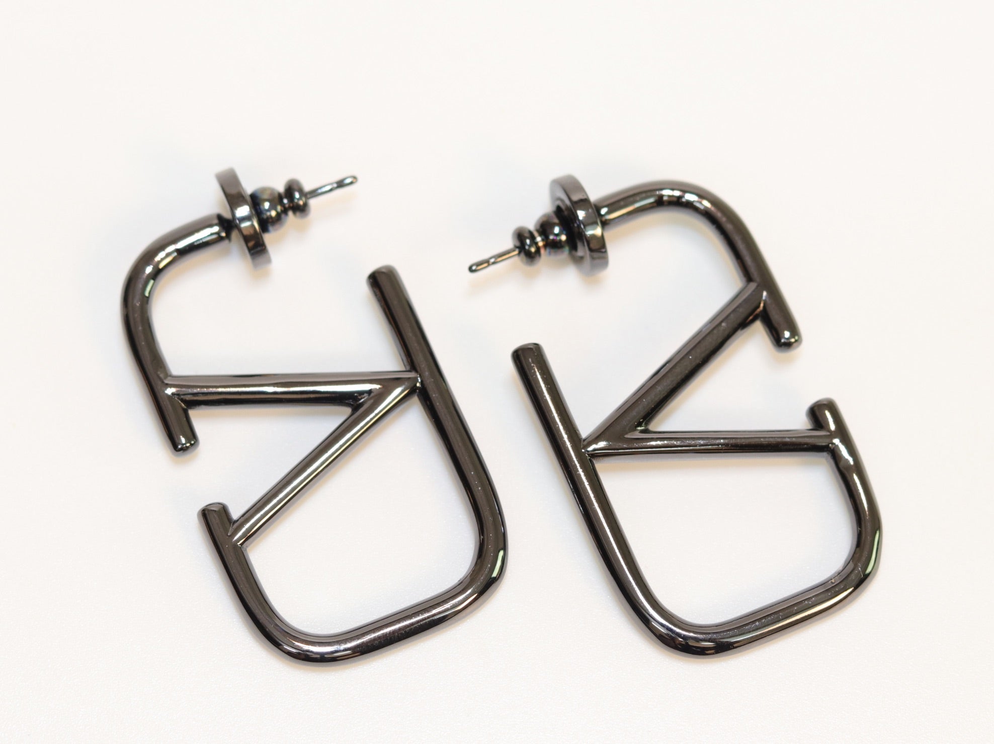 Alphabet V black metallic hoops