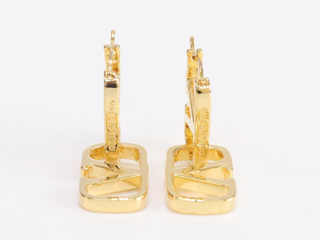 Alphabet V interlocked hoops in gold finish