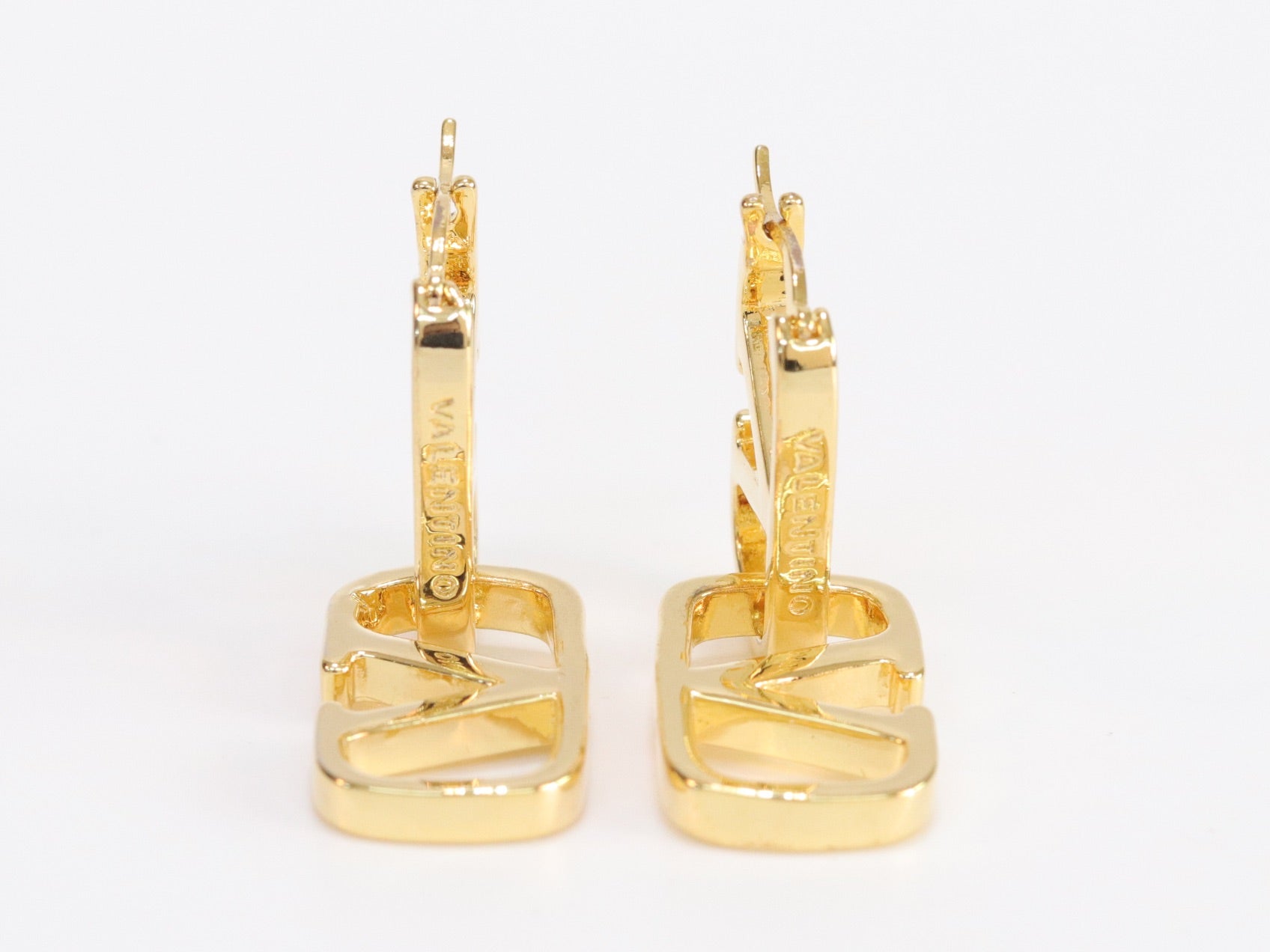 Alphabet V interlocked hoops in gold finish