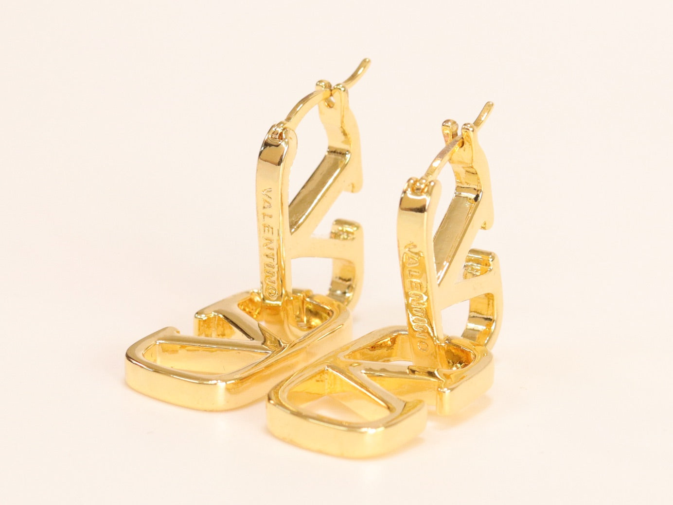 Alphabet V interlocked hoops in gold finish