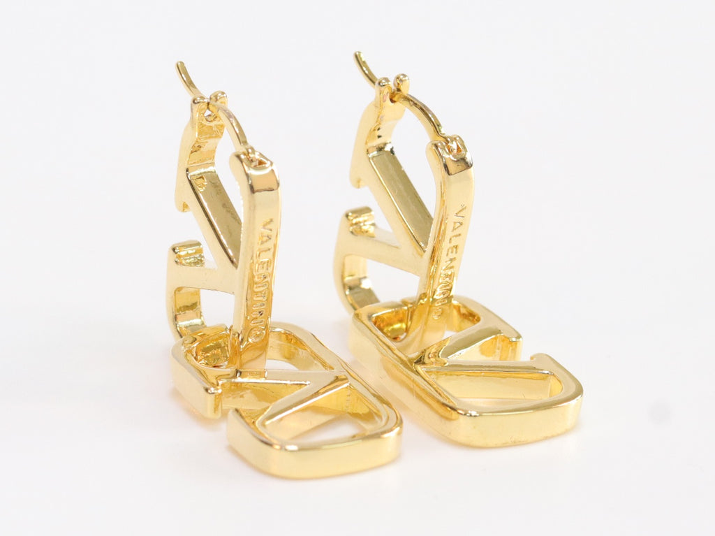 Alphabet V interlocked hoops in gold finish