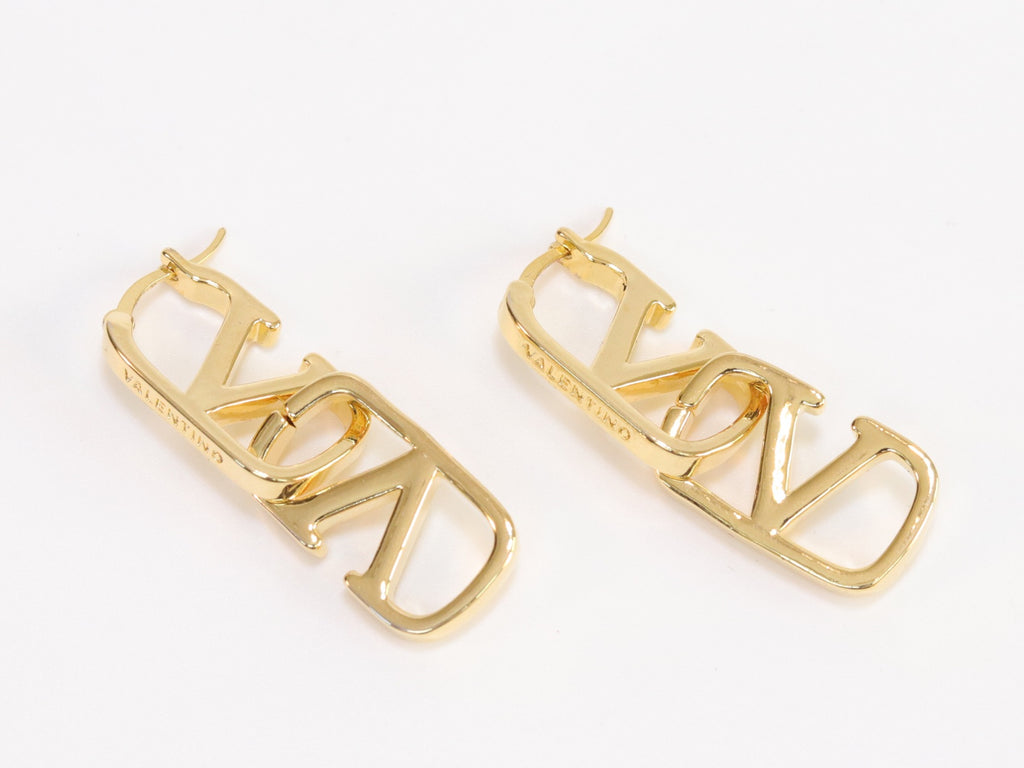 Alphabet V interlocked hoops in gold finish