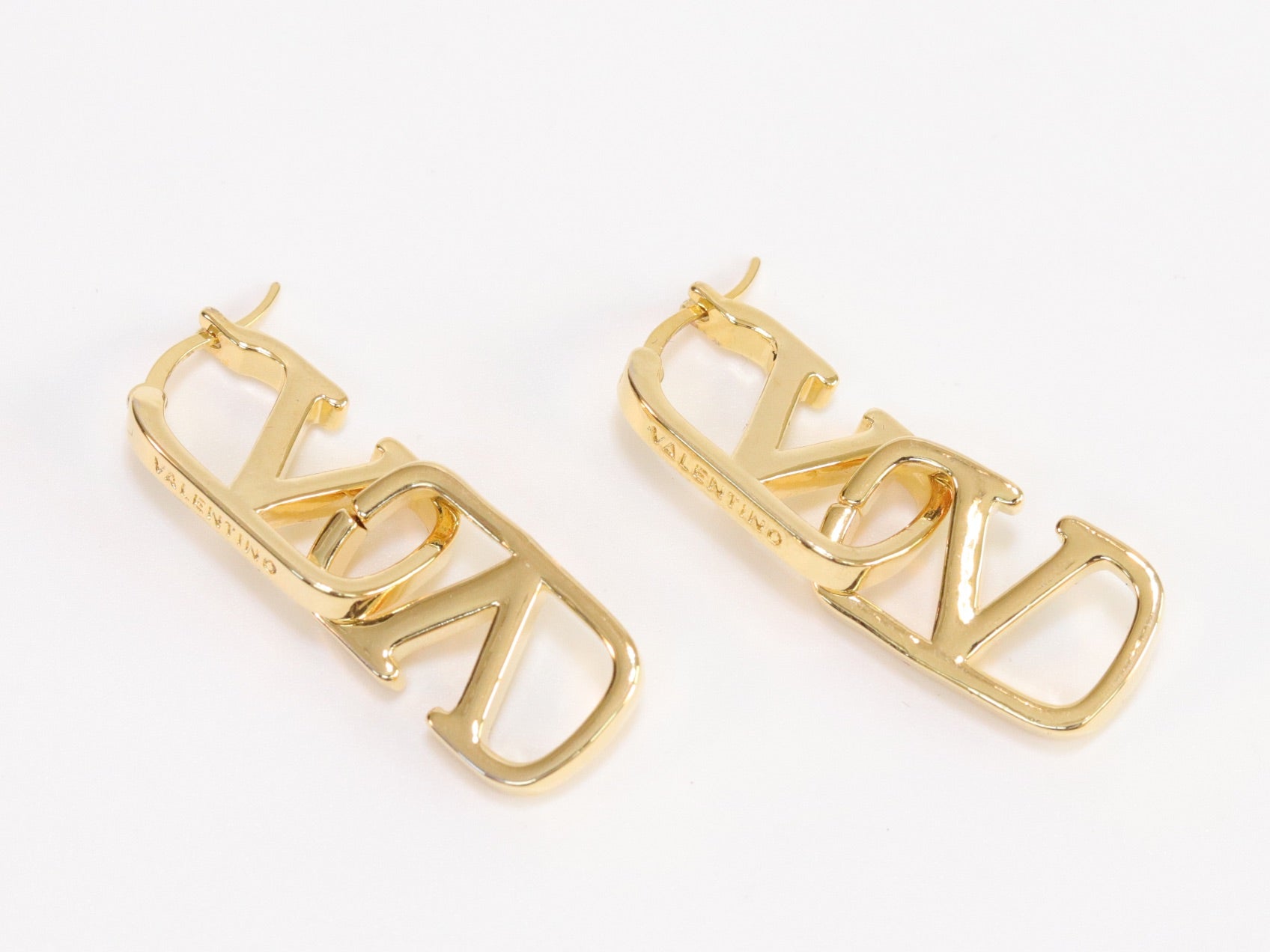 Alphabet V interlocked hoops in gold finish