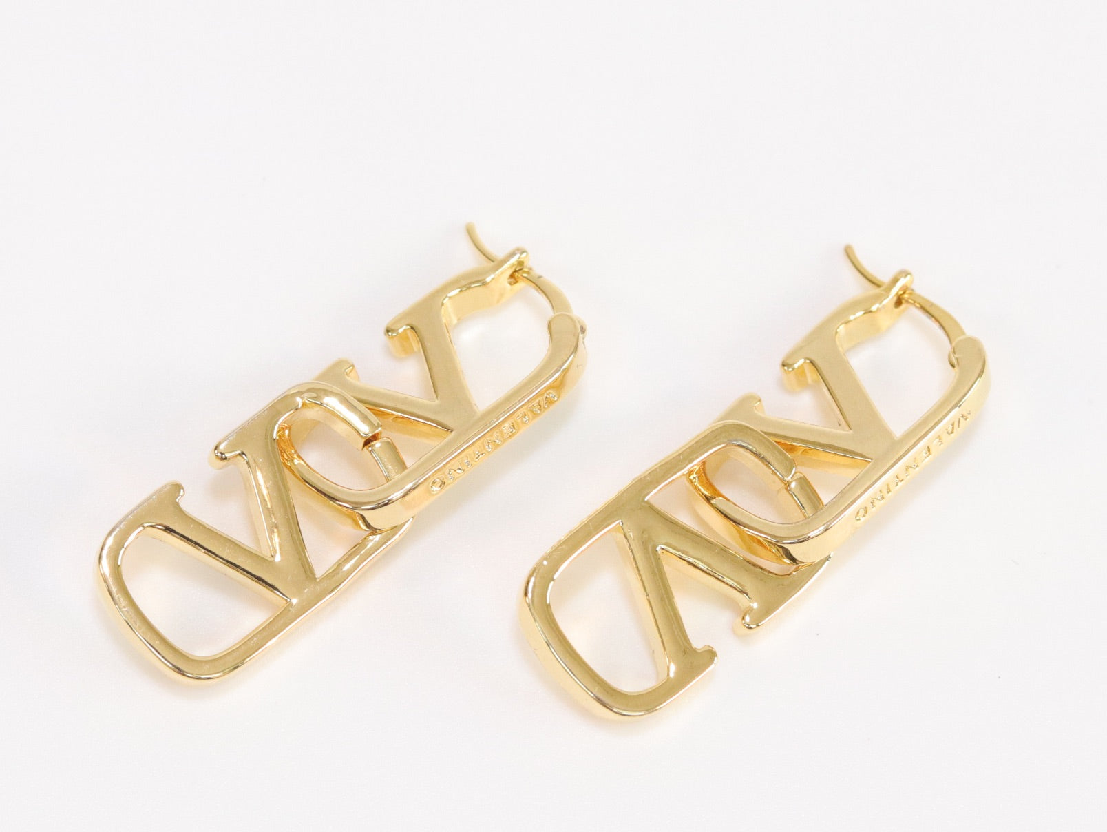 Alphabet V interlocked hoops in gold finish