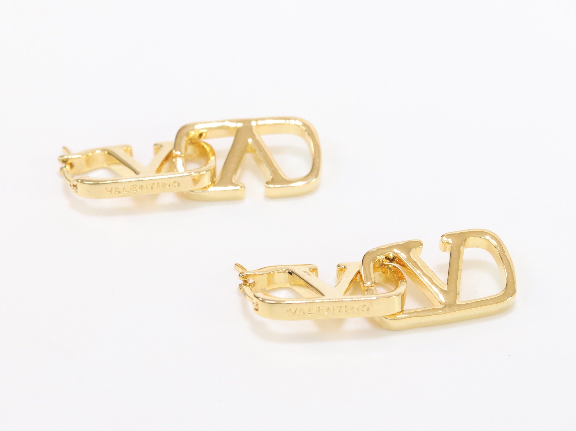 Alphabet V interlocked hoops in gold finish