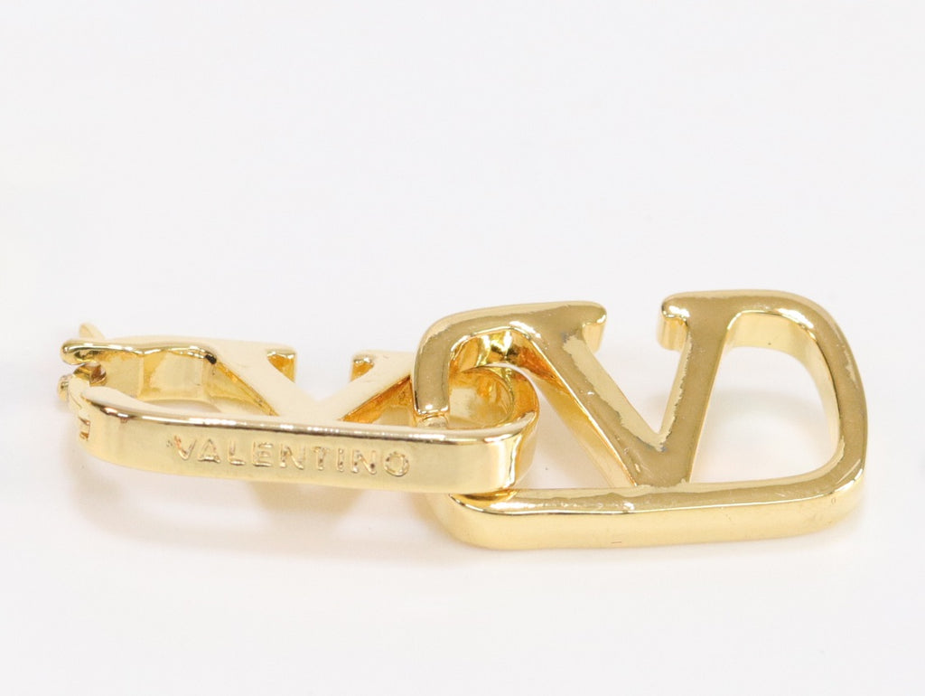 Alphabet V interlocked hoops in gold finish