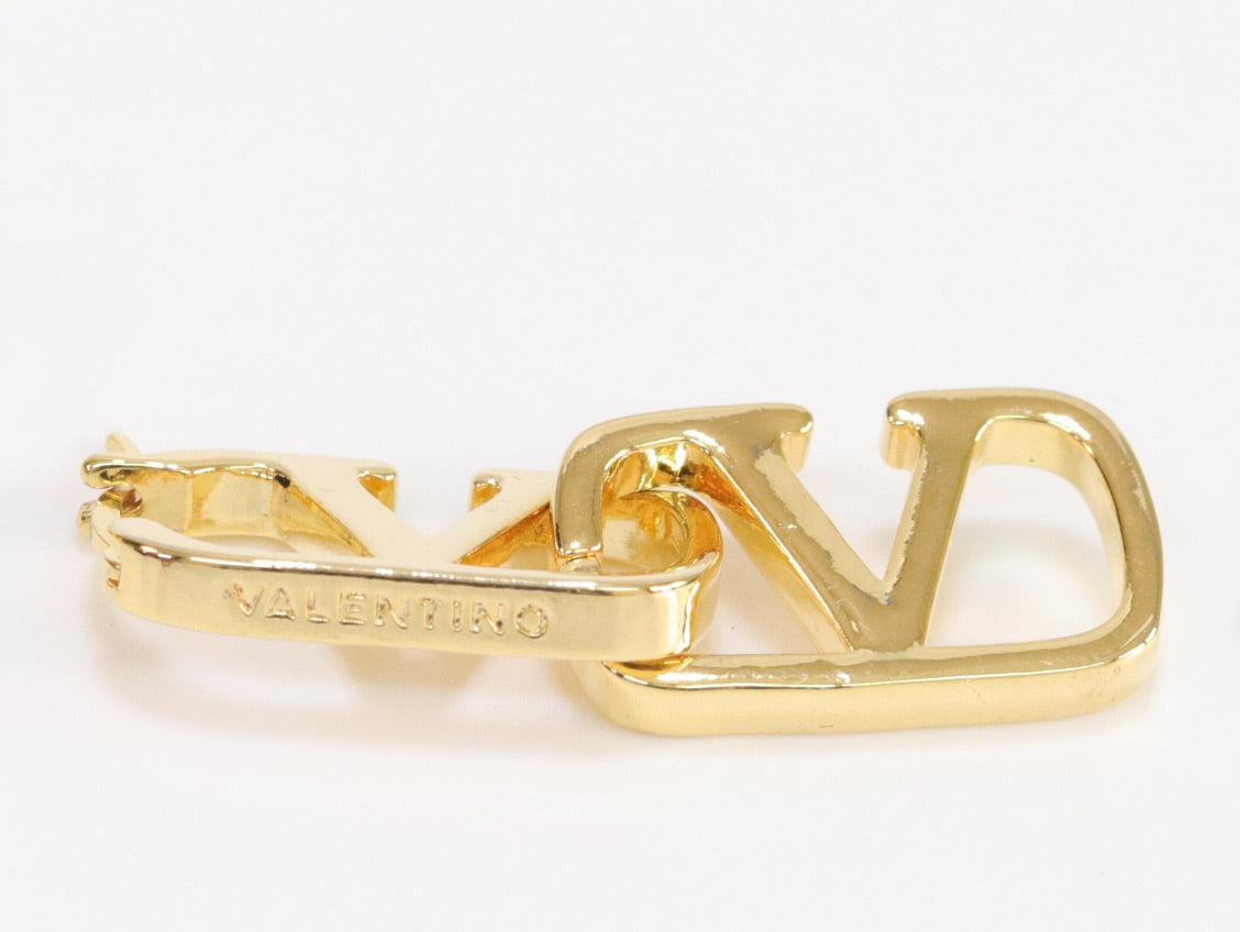 Alphabet V interlocked hoops in gold finish