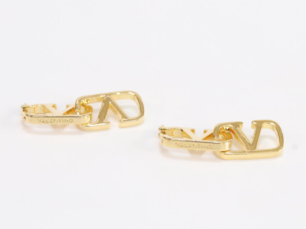 Alphabet V interlocked hoops in gold finish