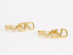 Alphabet V interlocked hoops in gold finish