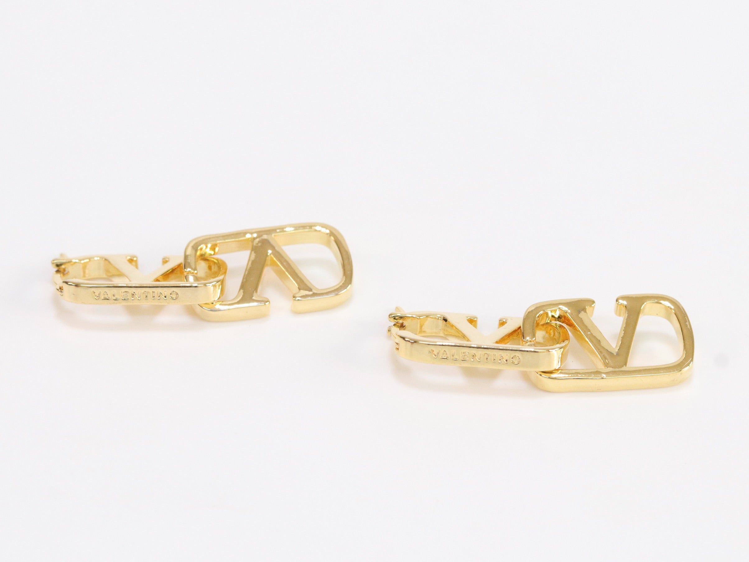 Alphabet V interlocked hoops in gold finish