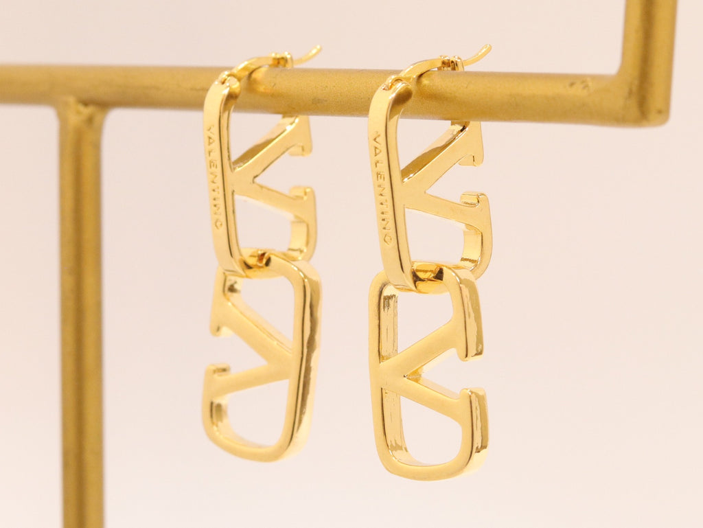 Alphabet V interlocked hoops in gold finish