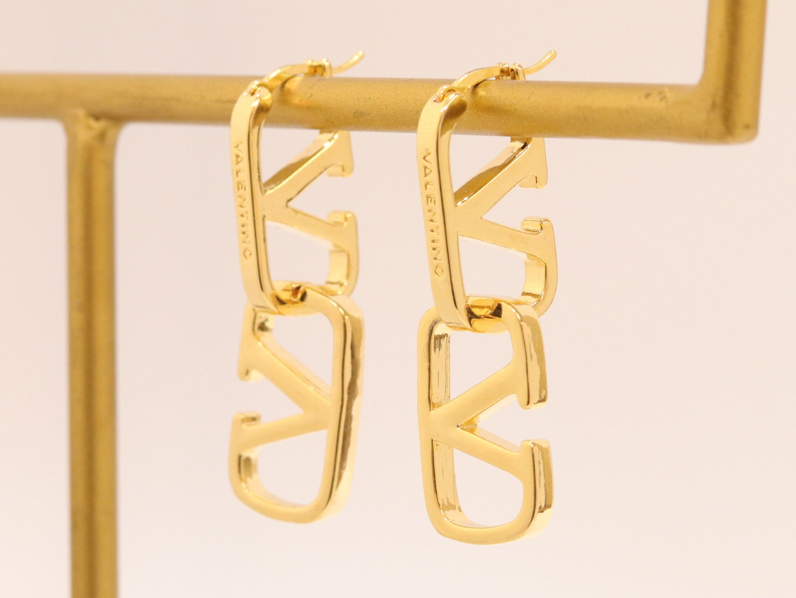 Alphabet V interlocked hoops in gold finish