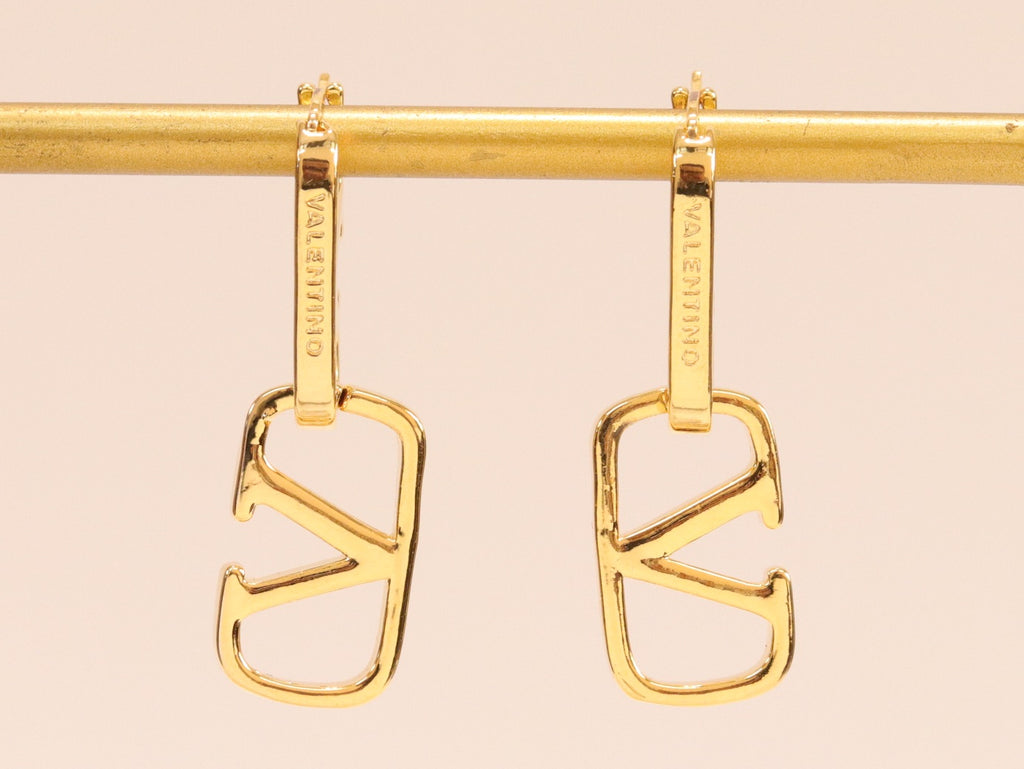 Alphabet V interlocked hoops in gold finish