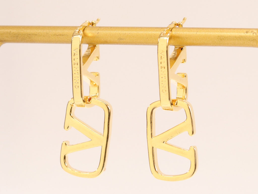 Alphabet V interlocked hoops in gold finish
