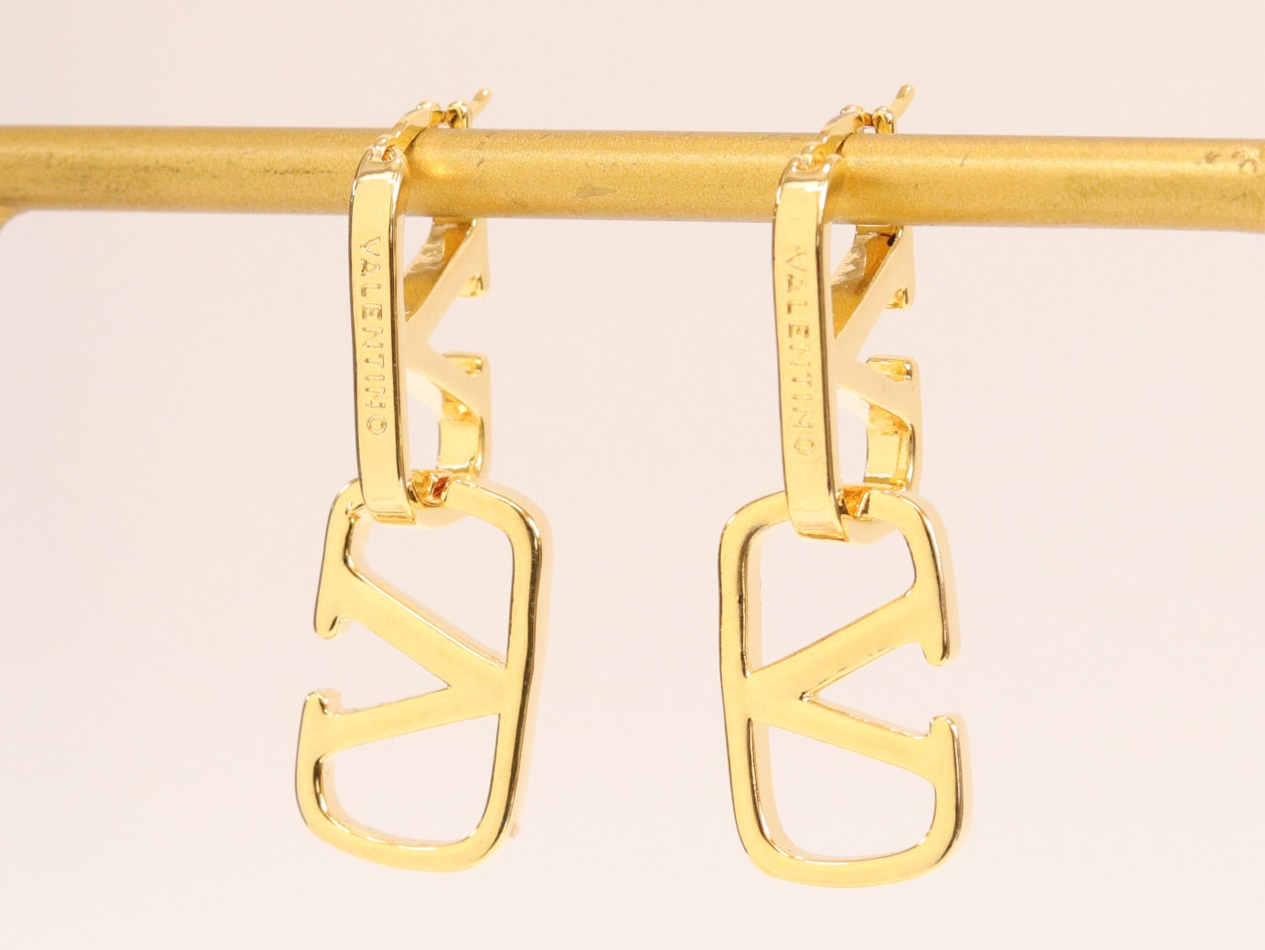 Alphabet V interlocked hoops in gold finish