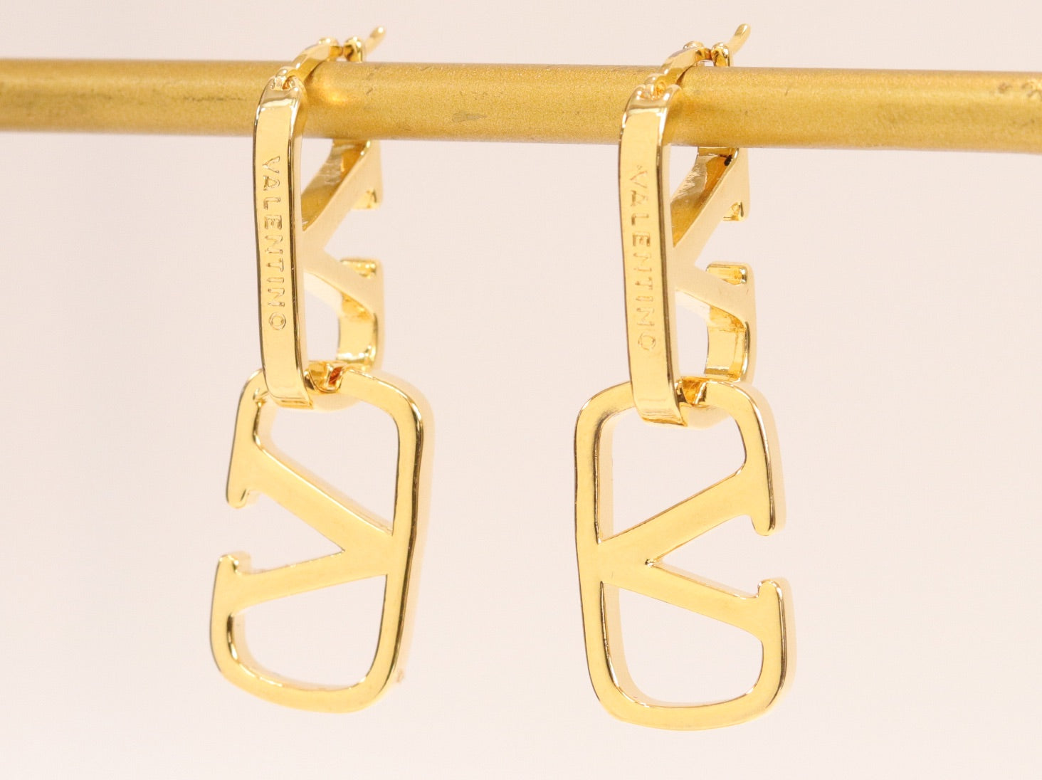 Alphabet V interlocked hoops in gold finish