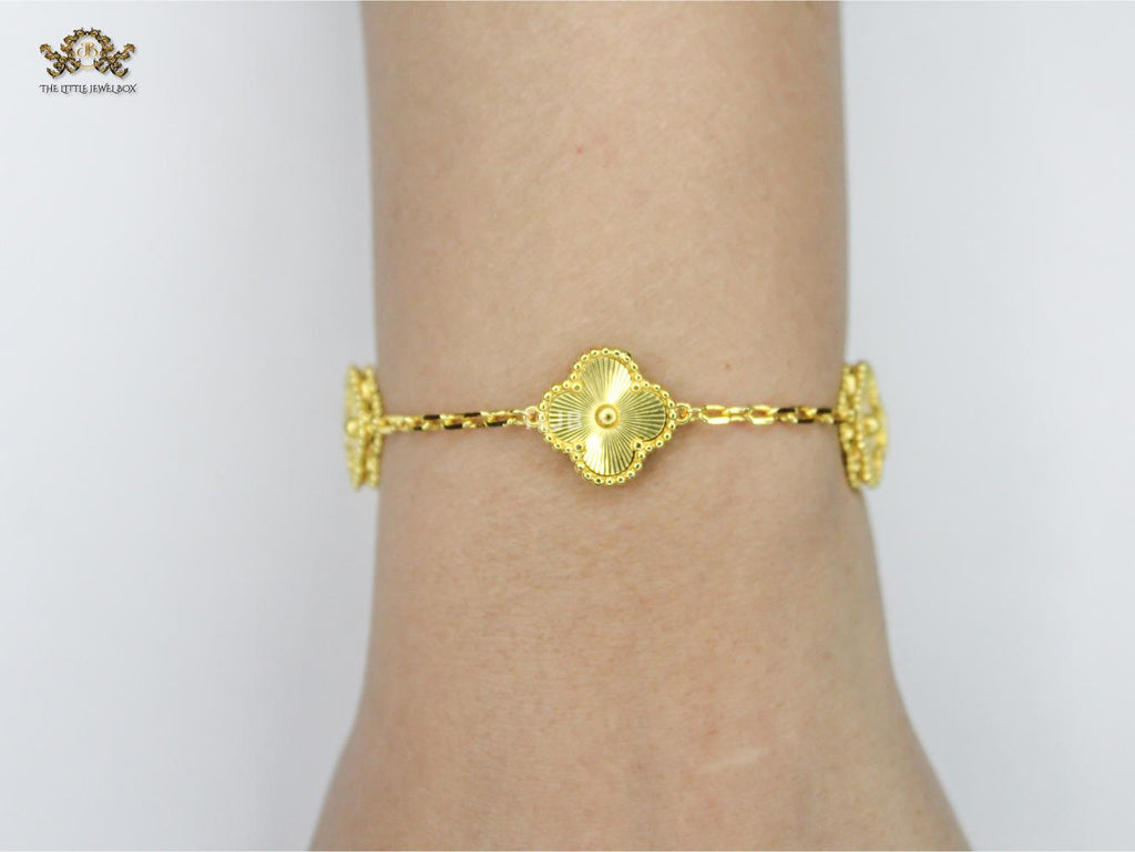 Alphabet VC Clover bracelet in gold