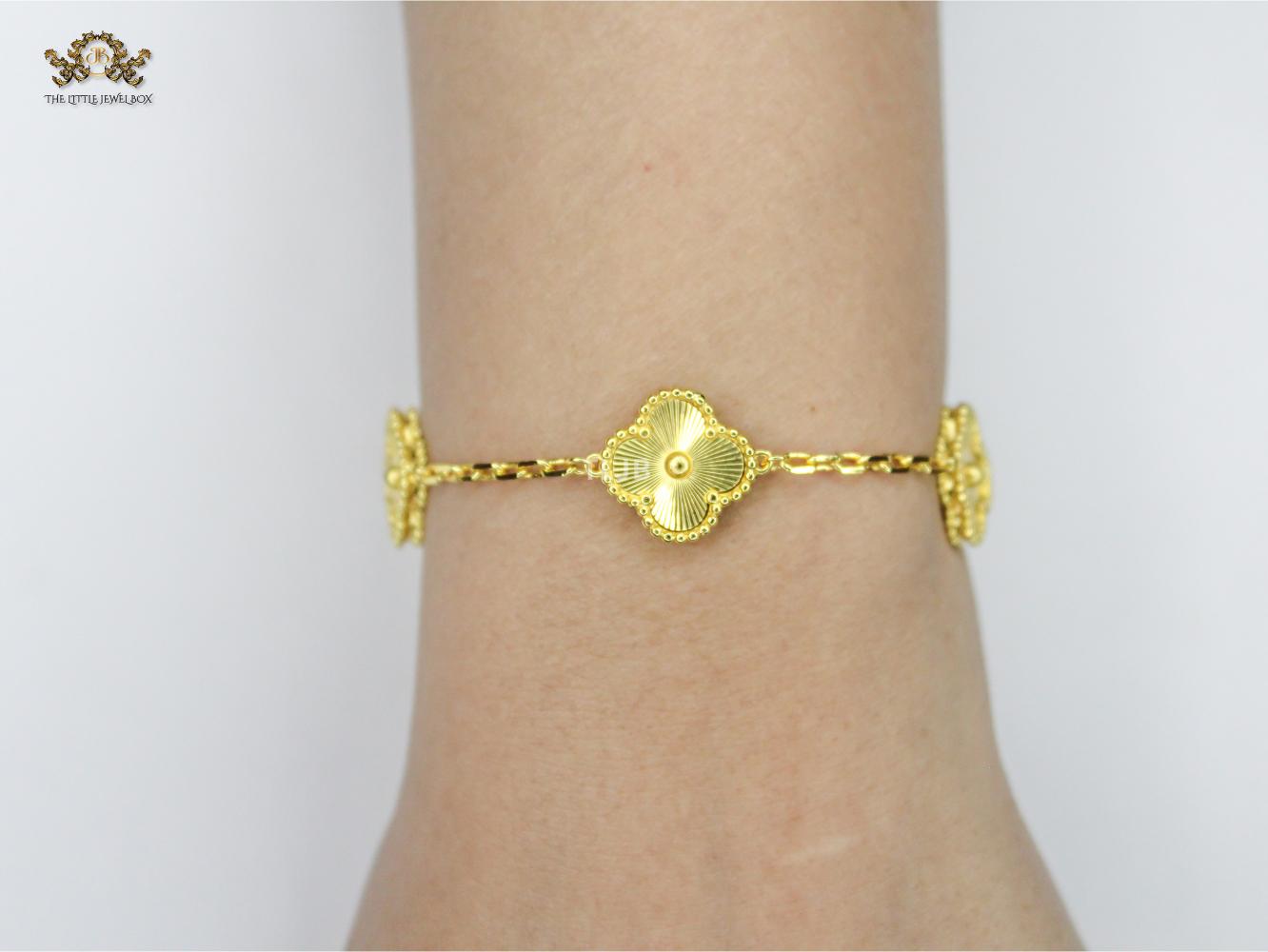 Alphabet VC Clover bracelet in gold