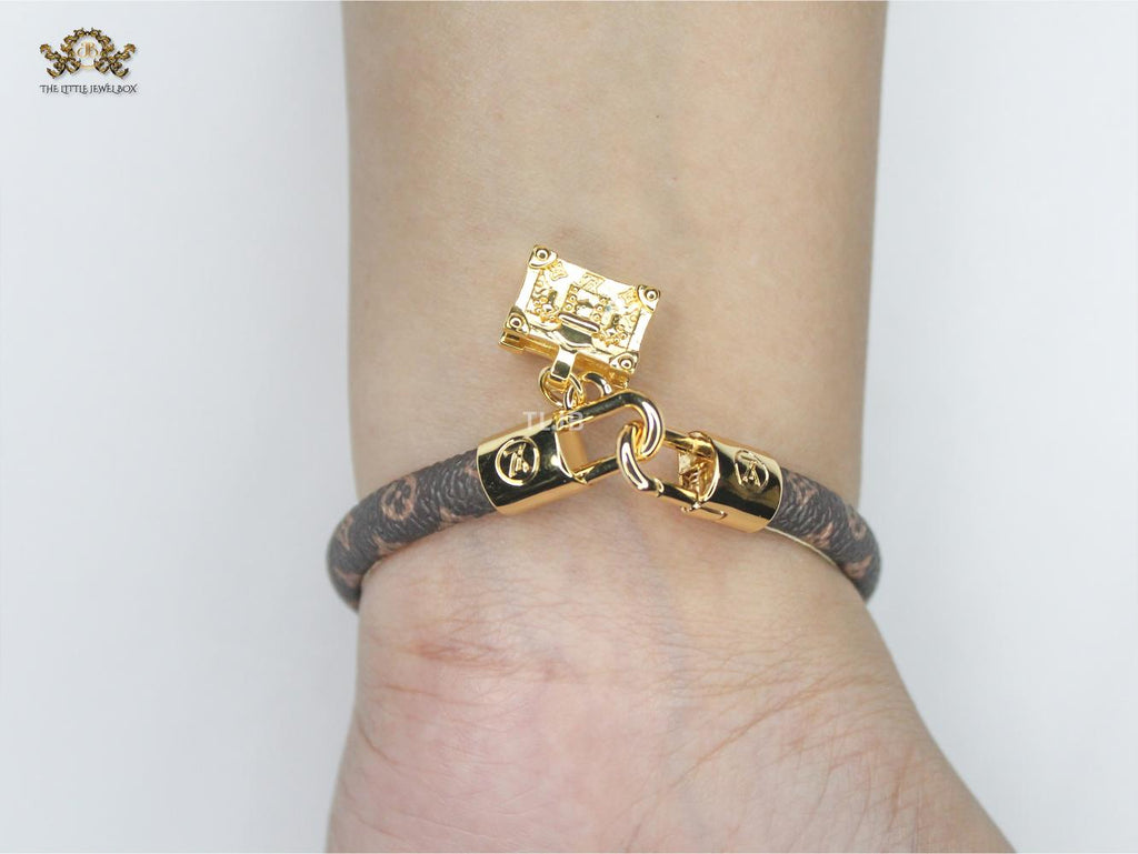Alphabet L & V Leather bracelet with golden charm