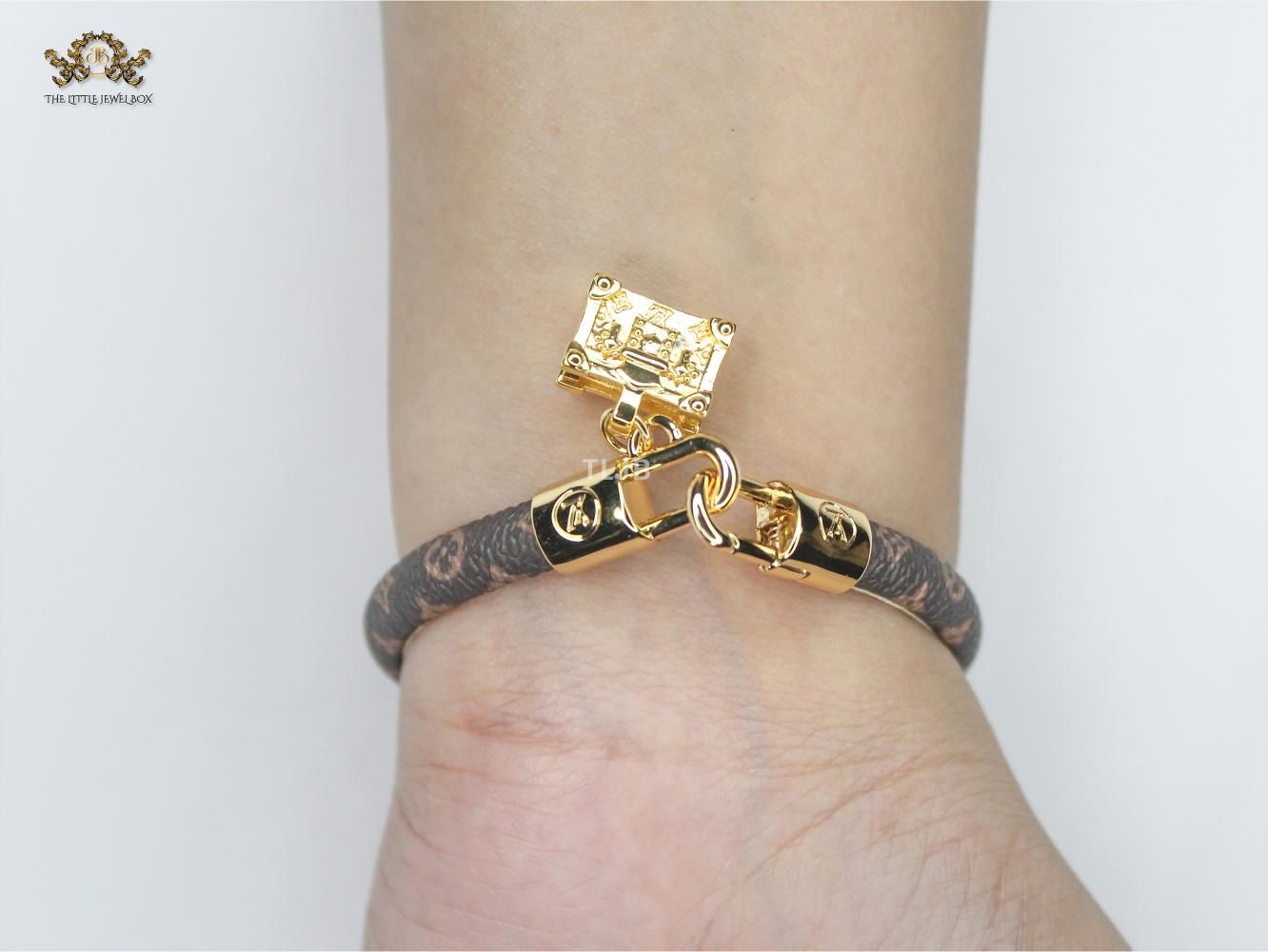 Alphabet L & V Leather bracelet with golden charm